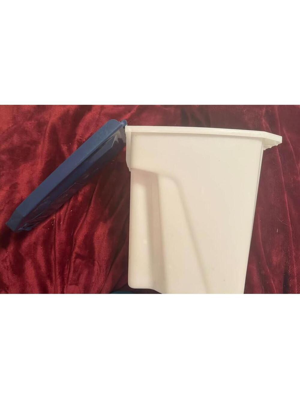 4lb Pet Food Holder/Dispenser - Picture 2 of 4